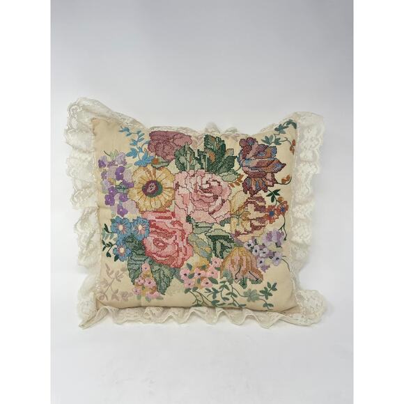 Cabbage Rose Cros-Stitched Pillow Lace Trim - Picture 1 of 4